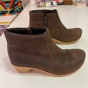 Dansko Maria Booties Cognac Leather Size 40/ women’s 9.5